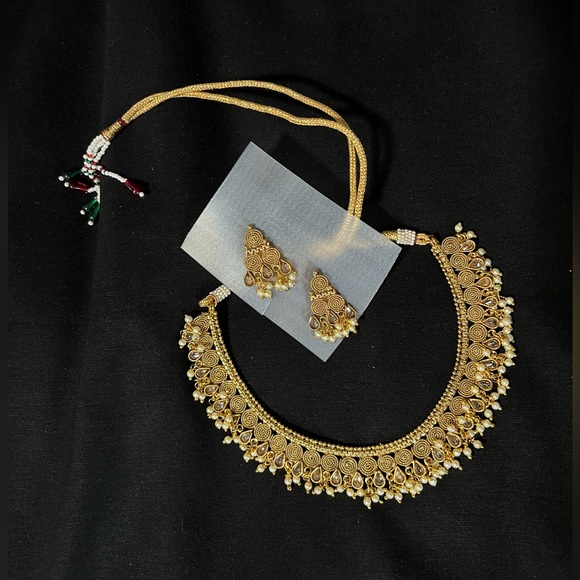 Costume jewelry Intricate design Golden with white beads Earrings included - Picture 3 of 3